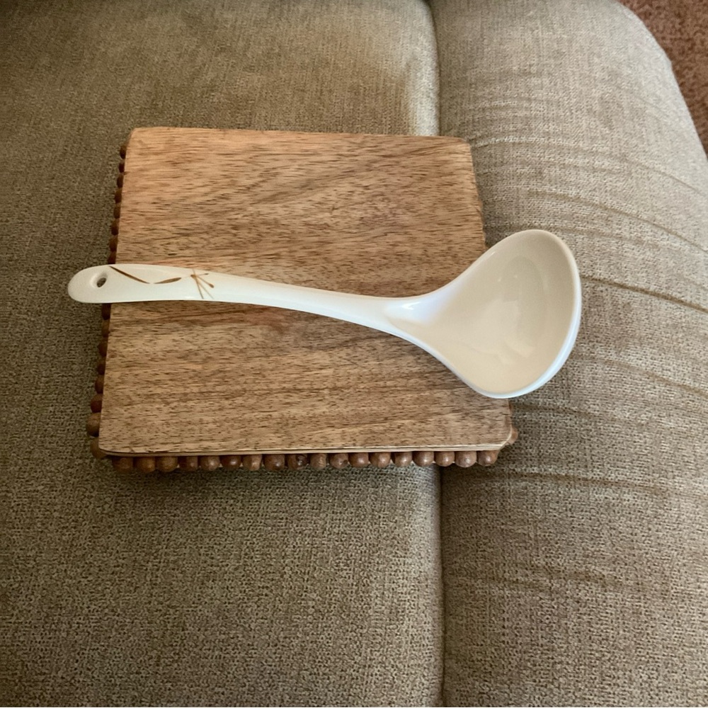 Vintage Melamine Spoon Tai-Hong 7006-A Sm Ladle White W Leaf Pattern HTF EUC - Picture 2 of 9